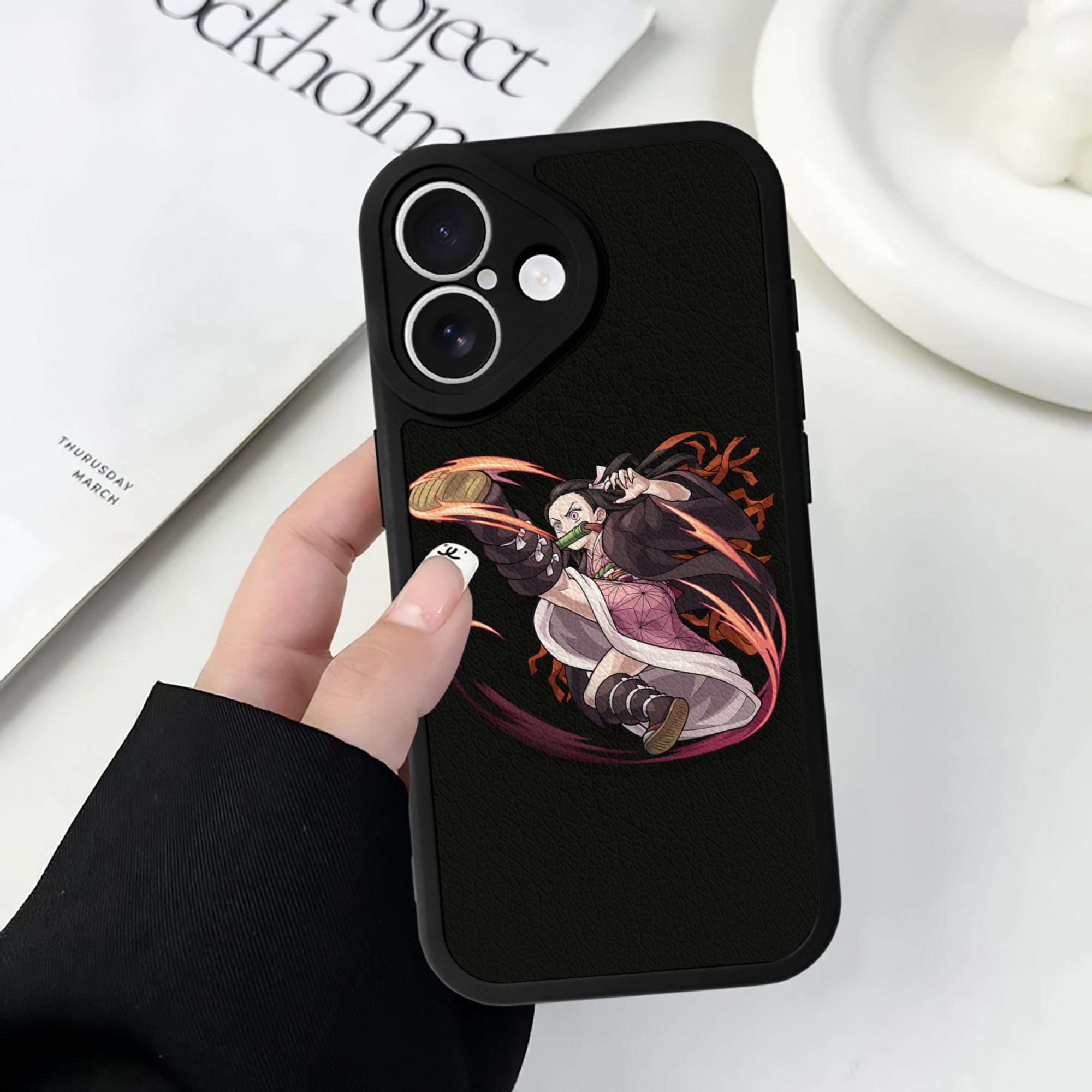 （画像用） 鬼滅の刃（きめつのやいば）竈門 禰󠄀豆子／かまど ねずこ Kamado Nezuko 【iPhone 16シリーズ対応】シリコンスマホケース（レザー調） 材質：シリコン